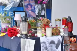 Erinnerung an Alex: Ungezählte Menschen sind seit Samstagabend zur Tankstelle gepilgert, wo der 20-Jährige sein Leben verlor. 