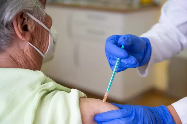 Wenn die Impfzentren geschlossen sind, sollen Hausärzte weiter gegen Corona impfen.
