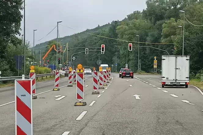 An der Kreuzung kommt man nur noch Richtung Contwig und hoch an die Fasanerie. Nach Niederauerbach ist gesperrt. An der Kreuzung kommt man nur noch Richtung Contwig und hoch an die Fasanerie. Nach Niederauerbach ist gesperrt.