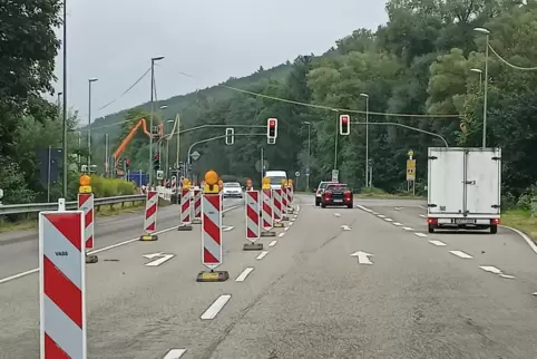 An der Kreuzung kommt man nur noch Richtung Contwig und hoch an die Fasanerie. Nach Niederauerbach ist gesperrt. 