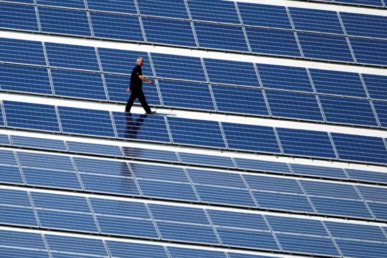 Solaranlagen wie diese auf Gewerbegebäuden sollen den Klimaschutz in Rheinland-Pfalz voran bringen. 