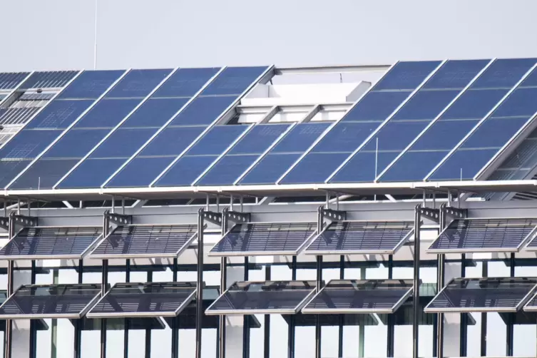 Stromerzeugung durch eine Photovoltaikanlage auf einem Dach.