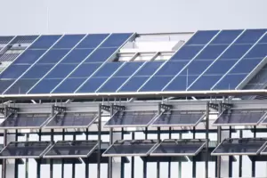 Stromerzeugung durch eine Photovoltaikanlage auf einem Dach. Stromerzeugung durch eine Photovoltaikanlage auf einem Dach.