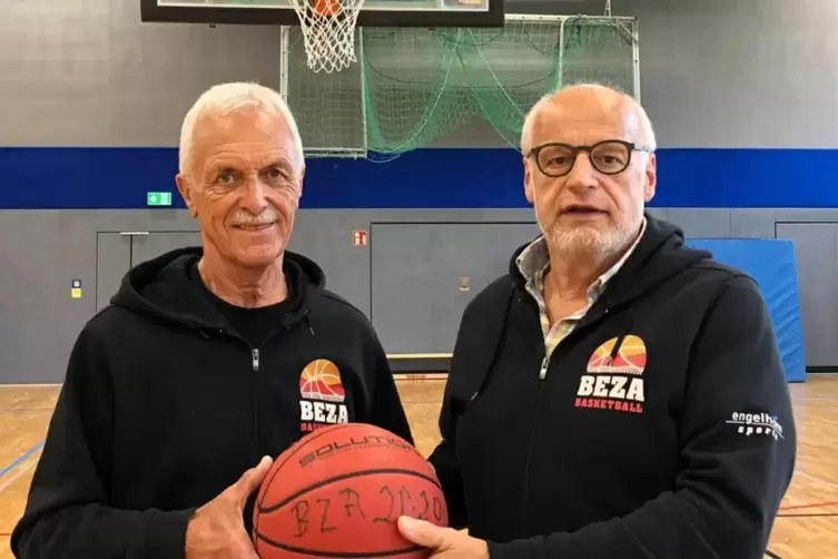 Reiner Hechler (li.) und Walter Herzog halten den Basketball hoch. 