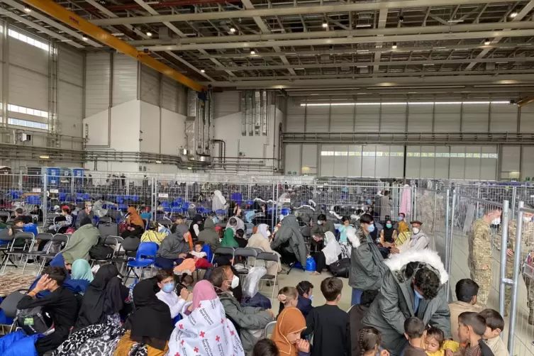Afghanische Flüchtlinge vor der Weiterreise in die USA auf der Airbase in Ramstein. 