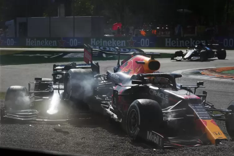 Der bisherige „Höhepunkt“ der Rivalität: Max Verstappen (rechts) und Lewis Hamilton in Monza im Kiesbett.
