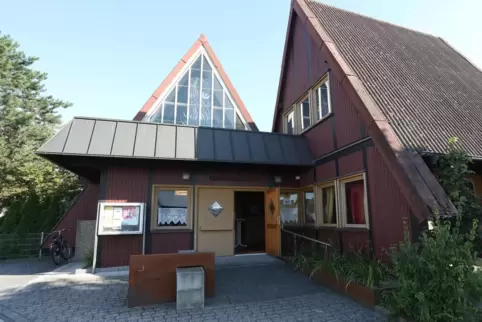 Kirche und Gemeindezentrum müssen regelmäßig gestrichen werden.