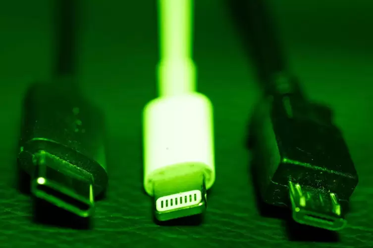 Die EU-Kommissioin will den USB-C-Anschluss (links) zum Standard machen. Apple Lightning (Mitte) und Micro-USB Kabel hätten dann