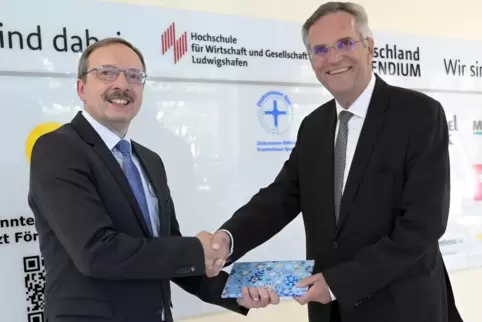 Hochschul-Präsident Peter Mudra gratuliert Dieter Wagner.