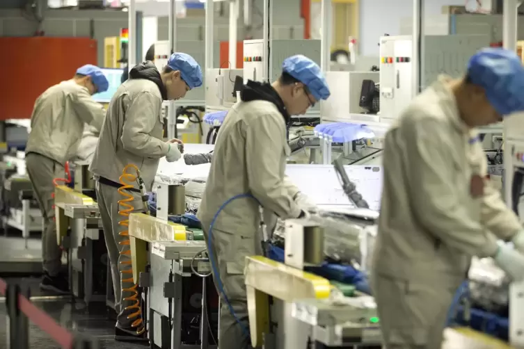  Fabrikarbeiter setzen im chinesischen Jiaozhou die Gehäuse von Klimaanlagen zusammen. 