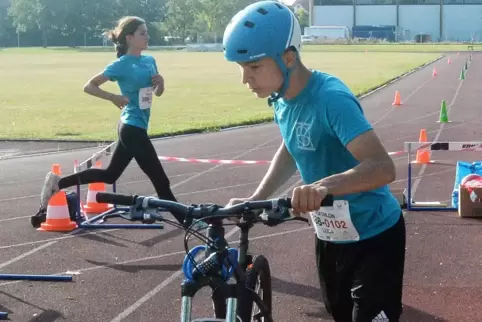 In der Schulsport-Stafette gab es auch einen Duathlon: Während Maja gerade ihren Lauf beendet, startet Luca mit seinem Rad. 