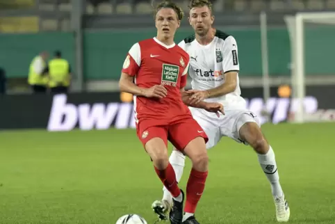 Wieder einsatzbereit: FCK-Defensivspieler Felix Götze (vorne).