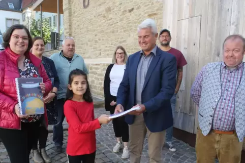 In Lauterecken wurde das „Buch der Kinderrechte“ an Stadtbürgermeisterin Isabel Steinhauer-Theis und Verbandsbürgermeister Andre