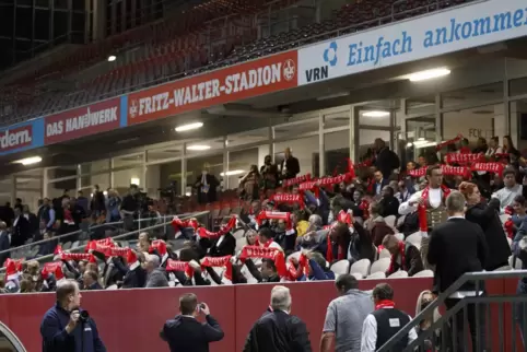 Zum Abschluss der „Meister-Feier“ im Fritz-Walter-Stadion wurden die extra angefertigten roten Schals zu „We Are the Champions“ 