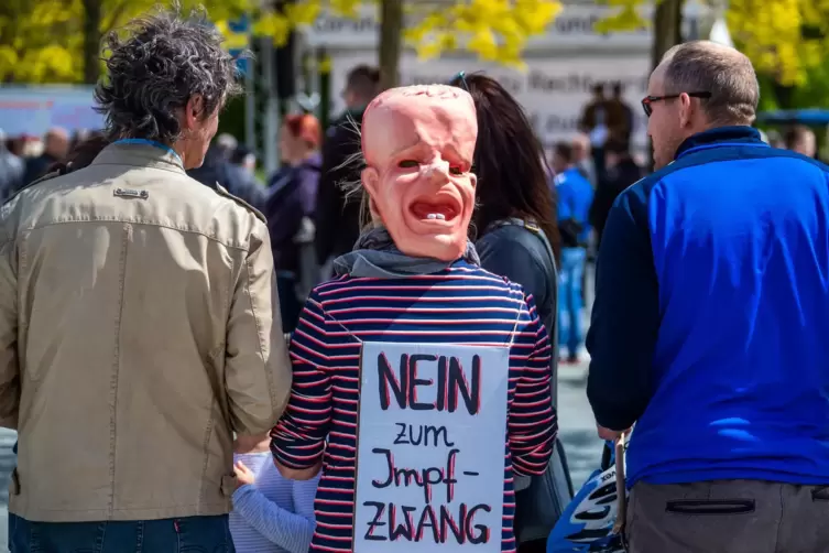 Impfgegner bei einer Demonstration in Schwerin.