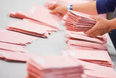 Auszählen von Briefwahl-Stimmen – auf unserem Beispielbild in Nordrhein-Westfalen 2017.