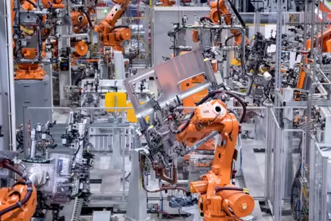 Durch den Einsatz von Robotern verändert sich auch die Arbeit vieler Beschäftigter.