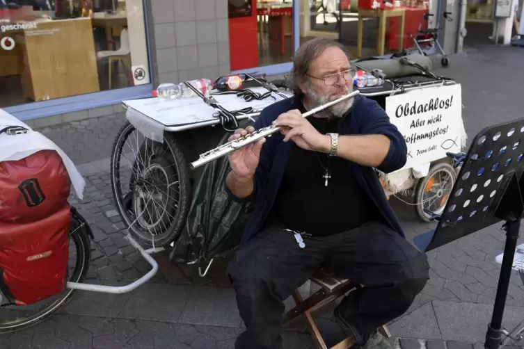 Bringt sich Instrumente selbst bei: der wohnungslose Markus in der Frankenthaler Fußgängerzone. 