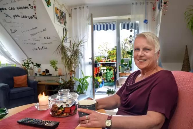 Esstisch mit Blick zum Balkon: So wohnt Angelika Riemer. Esstisch mit Blick zum Balkon: So wohnt Angelika Riemer.