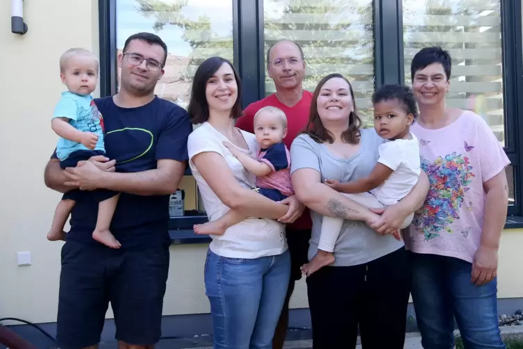 Familie unter einem Dach (von links): Max, Bj&ouml;rn, Dominique und Felix Schuster, Michael, Vanessa, Amina und Monika Klomann.