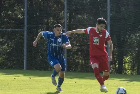 Ob er gegen Salmrohr spielen kann, ist fraglich: Anil Gözütok vom 1. FCK II (rechts) verletzte sich in Waldalgesheim. Das Bild z