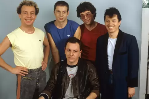Die bayerische Rockgruppe Spider Murphy Gang um Drummer Franz Trojan (vorne sitzend), aufgenommen nach einem Auftritt in «Thommy