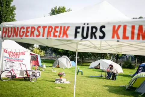 Ein Camp von Hungerstreikenden im Regierungsviertel in Berlin. 