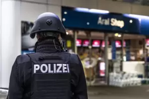 Ein Polizist sichert den Bereich vor der Tankstelle in Idar-Oberstein. 
