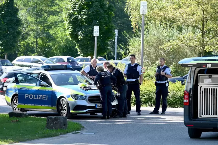 Polizisten vor der Klinik am Weissenhof.