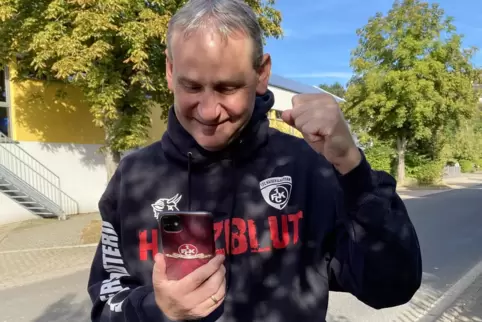 Auswärtssieg! RHEINPFALZ-Redakteur Rainer Knoll bejubelt am Live-Ticker das 2:0 beim SC Verl. Zuhause vor dem Fernseher hält es 