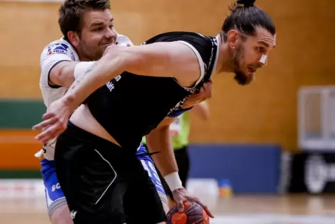  Beim TuS Dansenberg ist er einer der beiden neu verpflichteten Rückraumspieler: Nuno Rebelo (im schwarzen Trikot).