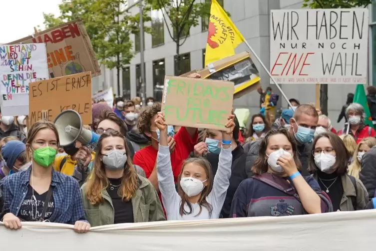 Die Demonstrierenden in Berlin. In der Mitte (heller Pullover) Greta Thunberg.