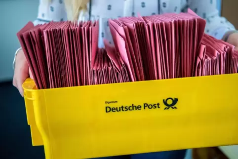 Kistenweise Briefwahlunterlagen sind in den Rathäusern im Landkreis eingegangen. 