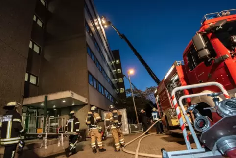 Das Szenario: Im fünften Stock und auf dem Dach eines Gebäudes auf dem Gelände des BASF-Agrarzentrums brennt es. 