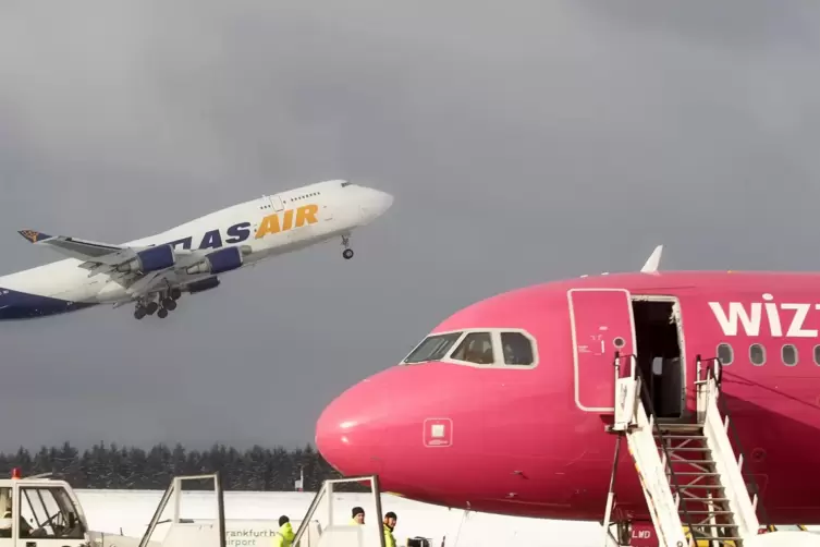 Eine Passagiermaschine der Wizz-Air wird am Flughafen Hahn abgefertigt.    