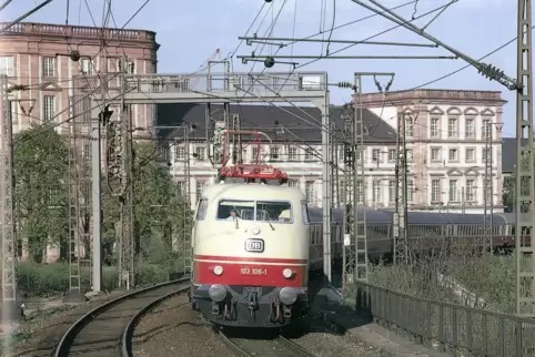 Mannheim gehörte zu den Hauptgewinnern des neuen Intercity-Systems. Zur Standardlok der Intercity-Züge wurde die neue Baureihe 1
