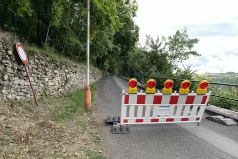 Der Weg hoch zur Neu-Wolfstein ist für Fahrzeuge gesperrt.
