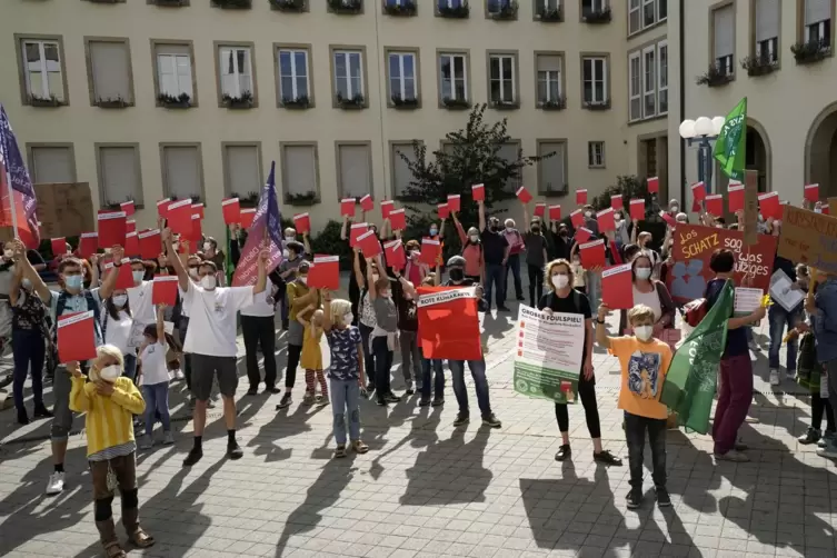 Rote Karte für Klimaschutz-Blockierer: Die symbolische Aktion starteten die Demonstranten vor dem Rathaus. 