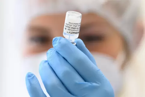 Auch nach einer Impfung kann man sich noch mit dem Corona-Virus infizieren. Allerdings ist der Verlauf dann leichter. 