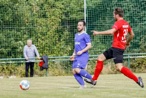 Der Spielertrainer des SV Steinwenden, Daniel Meisenheimer (im roten Trikot), kommt zu spät: Er kann das Tor zum 1:0 für den TuS