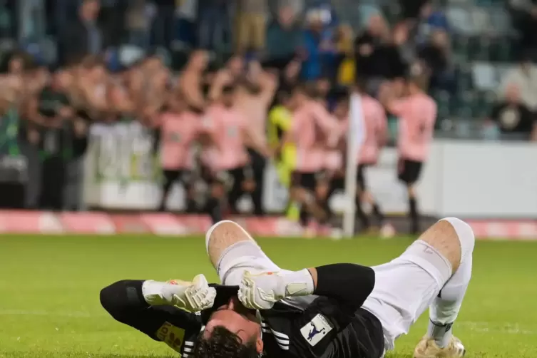 FKP-Torhüter Benjamin Reitz mag nicht mit ansehen, wie die Homburger Spieler nach dem Abpfiff mit ihren Fans den Derbysieg feier