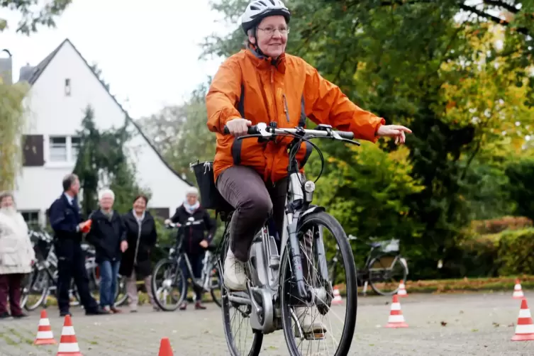 Eine Seniorin beim Radfahrsicherheitstraining. Der Umstieg aufs E-Bike erfordert Übung, das sollte niemand auf die leichte Schul