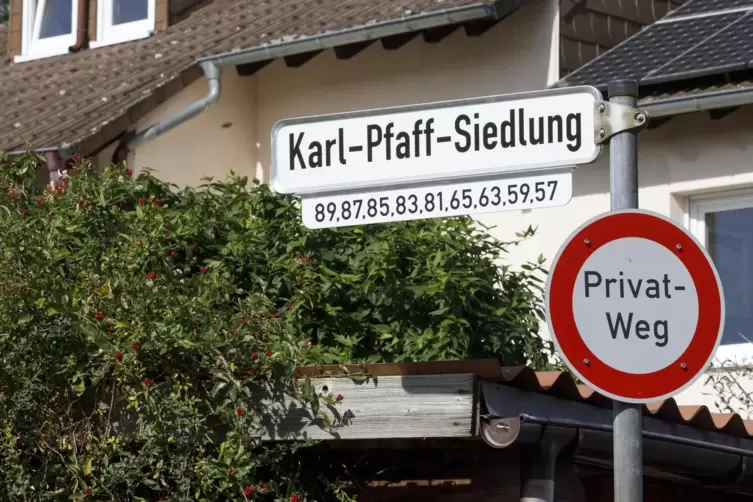 Etwas anders: Am Eingang zu den einzelnen Abzweigen stehen unter dem Schild die einzelnen Hausnummern.