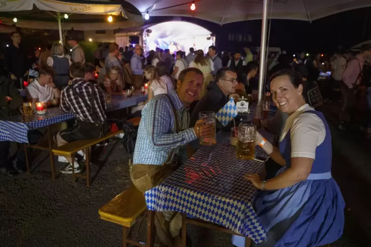Mit Dirndl und in Weiß-Blau: Die Gäste des Herbstfestes in Bruchmühlbach wissen stilsicher zu feiern. 