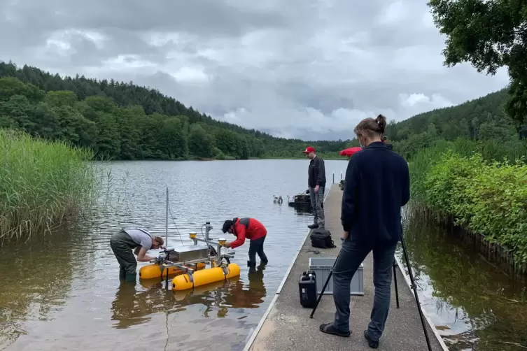Test auf dem Gelterswoog in Kaiserslautern: Das semi-autonome Floß erkundet Wasserwege, um Hinderniskarten über und unter Wasser