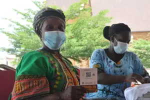 Geschafft: Diese Frau in Ghanas Hauptstadt Accra hat eine der raren Impfungen gegen Covid19 erhalten. Geschafft: Diese Frau in Ghanas Hauptstadt Accra hat eine der raren Impfungen gegen Covid19 erhalten.