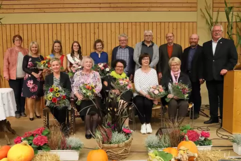 Die Preisträger zusammen mit Sonja Bauer, Landrätin Susanne Ganster, Rosenkönigin Annika, Marktgräfin Jasmin (hinten von links)