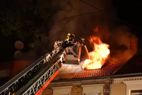 In der Nacht zum Sonntag rückte die Feuerwehr das zweite Mal zu dem Haus in der Saarbrücker Straße in Brebach aus. Das Dach bran