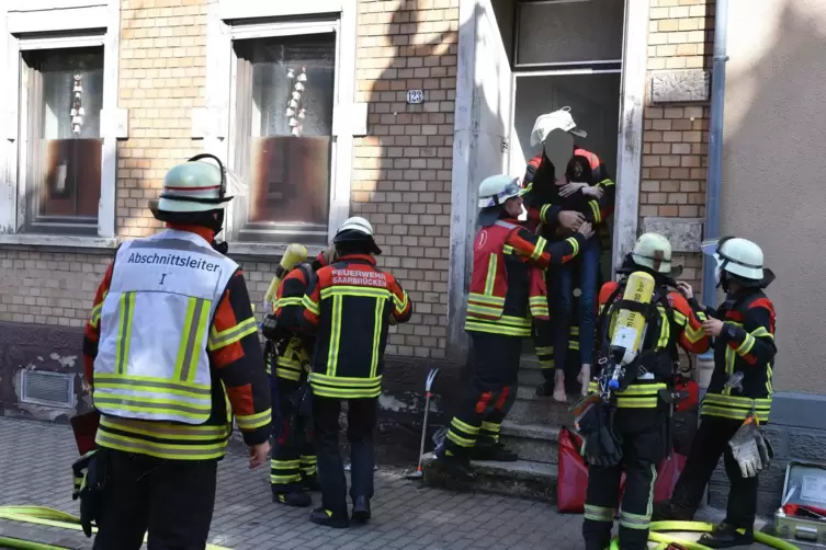 Beim ersten Einsatz am Samstagnachmittag evakuierte die Feuerwehr eine Bewohnerin mit Gewalt aus der wegen eines Ofens auf dem B