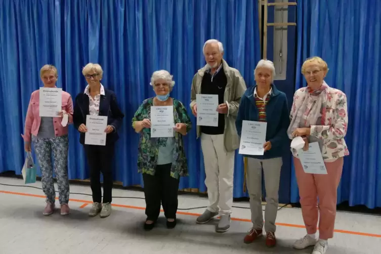 Für langjährige Mitgliedschaft geehrt (von links): Ursula Heimsott, Edith Kolb, Bertel Bold, Joachim Tylla, Eva Hillesheim und C